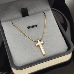 Sajlica sa priveskom krsta zlatna