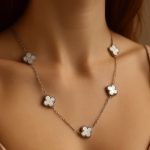 Ogrlica sa privescima deteline srebrna