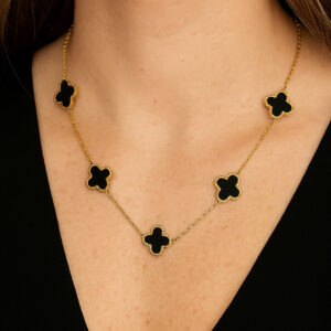 Ogrlica sa privescima deteline crna