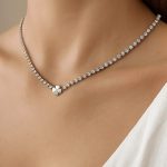 Ogrlica sa kristalima i priveskom deteline srebrna