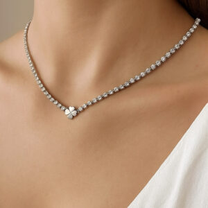 Ogrlica sa kristalima i priveskom deteline srebrna