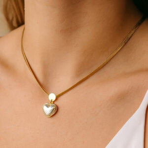 Snake ogrlica sa priveskom srca beli kamen