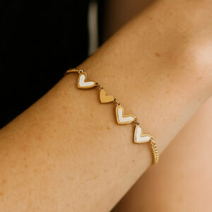 Narukvica sa privescima srca poludragi kamen zlatna