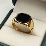 Muški prsten sa crnim kamenom