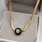 Ogrlica sa priveskom meduze zlatno crna