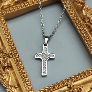 Lanac sa krstom sa cirkonima srebrna boja