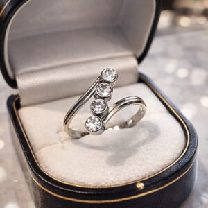 Elegantni prsten sa kristalima srebrna boja