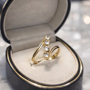 Elegantni prsten sa kristalima zlatna boja