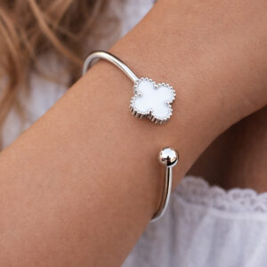 Kruta narukvica sa detelinom bela