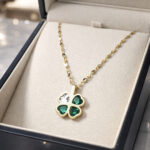 Lanac sa priveskom zelene deteline zlatna boja