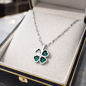 Lanac sa priveskom zelene deteline srebrna boja