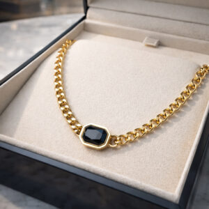 Ogrlica sa crnim kamenom zlatna boja