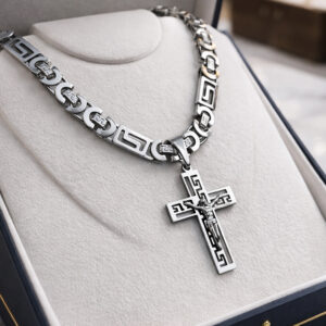 Lanac tigrovo oko sa priveskom krsta srebrna boja