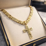 Lanac tigrovo oko sa priveskom krsta zlatna boja