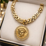 Lanac tigrovo oko probušeni sa priveskom meduze zlatna boja