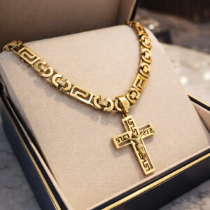 Lanac tigrovo oko probušeni sa priveskom krsta zlatna boja