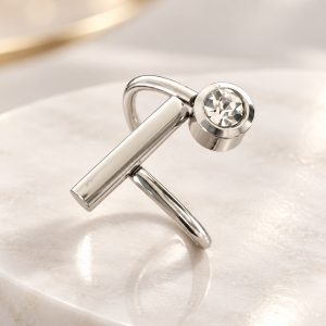 Srebrni geometrijski prsten sa ravnom metalnom linijom i prozirnim kristalom